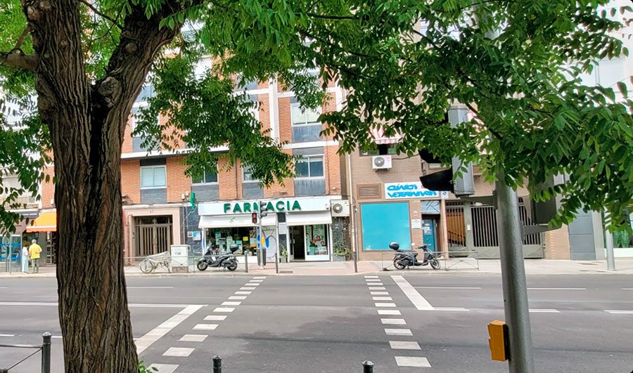 fachada-farmacia-rojo